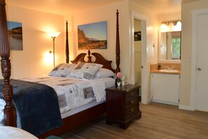 3 bedrooms, in-room safe, desk, iron/ironing board - Spacious and Beautiful Single-Level for 10+ (Beaverton)