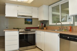 Fridge, microwave, oven, stovetop - Spacious and Beautiful Single-Level for 10+ (Beaverton)