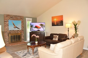 Smart TV, fireplace, books - Spacious and Beautiful Single-Level for 10+ (Beaverton)