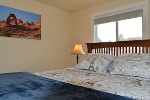 3 bedrooms, in-room safe, desk, iron/ironing board - Spacious and Beautiful Single-Level for 10+ (Beaverton)