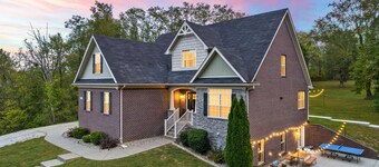 ✨Luxe Farmhouse✨Bourbon Trail✨ 4 king Beds ✨Hot Tub Games Trails sleeps 16