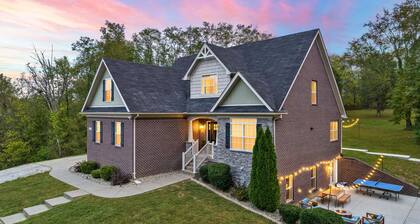 ✨Luxe Farmhouse✨Bourbon Trail✨ 4 king Beds ✨Hot Tub Games Trails sleeps 16