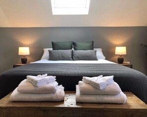 2 bedrooms, desk, iron/ironing board, travel cot