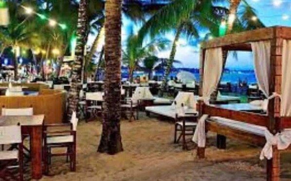 Outdoor dining - Walk2Beach Melrose Apt4 Cabarete
(villa montellano)