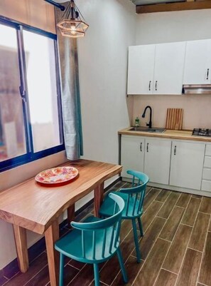 Geladeira, cooktop, cafeteira/chaleira, torradeira