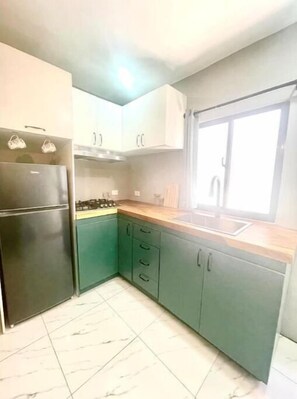 Refrigerador, placa de cocina, cafetera/tetera, tostadora