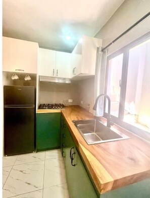 Refrigerador, placa de cocina, cafetera/tetera, tostadora