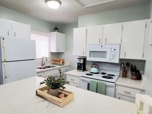 Fridge, microwave, oven, stovetop - NEW! High End King Mattress! 10 Steps to the beach (Clearwater)