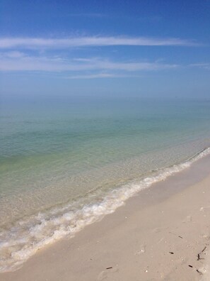 En strand med klart vatten och en sandstrand.