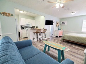 1 bedroom, iron/ironing board, travel cot, free WiFi - NEW! High End King Mattress! 10 Steps to the beach (Clearwater)