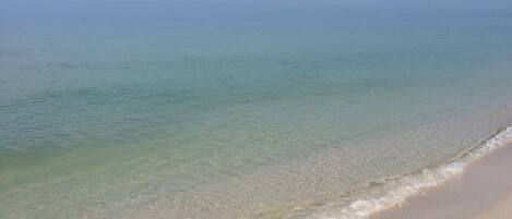 En la playa, camastros y toallas de playa