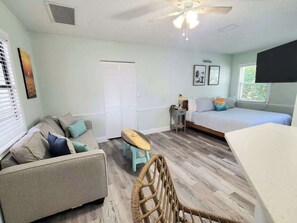 Iron/ironing board, travel cot, free WiFi, bed sheets - NEW! Ocean Breeze! 10 Steps 2 beach! Beach view! (Clearwater)