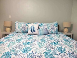 1 bedroom, iron/ironing board, travel cot, free WiFi - NEW! Luxurious King Bed! 10 Steps to the Beach! (Clearwater)