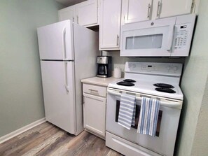 Fridge, microwave, oven, stovetop - NEW! Luxurious King Bed! 10 Steps to the Beach! (Clearwater)