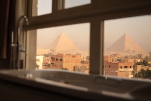 Deluxe Double Room, Hot Tub, Mountain View | Egyptian cotton sheets, premium bedding, minibar, in-room safe - King Khafren View INN (Giza)