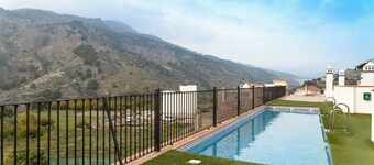 Lujoso Apartamento Climatizado con Tres Piscinas, Parking Gratuito e Internet