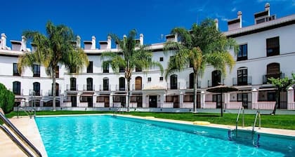 Lujoso Apartamento Climatizado con Tres Piscinas, Parking Gratuito e Internet