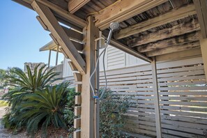 Property grounds - Steps to the beach! No shared walls! 2 pools, lagoon access, parking. Gulf gem! (Gulf Shores)