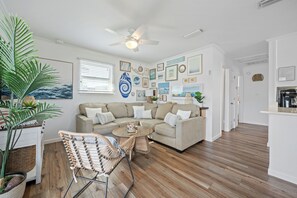 Smart TV - Steps to the beach! No shared walls! 2 pools, lagoon access, parking. Gulf gem! (Gulf Shores)