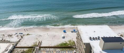 Camastros y toallas de playa