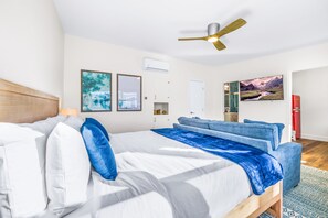 Tabla de planchar con plancha, cuna de viaje, wifi y ropa de cama