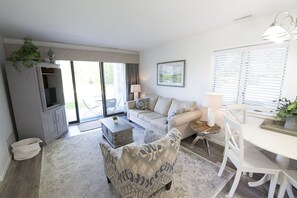 Interior detail - The Shores Beach Front Condo Unit 5593 (Williamsburg)