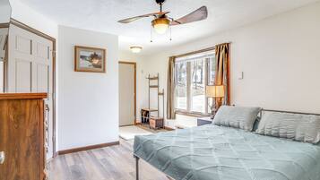 3 bedrooms, iron/ironing board, WiFi, bed sheets