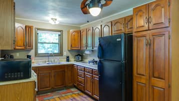 KylskÄp, mikrovÄgsugn, spishÀll och kaffe- och tebryggare