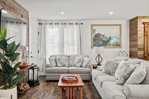 Smart TV - Short drive to all Falmouth has to offer from this newly renovated cozy home! (Falmouth)