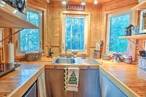 Kühlschrank, Mikrowelle, Herdplatte, Wasserkocher mit Kaffee-/Teezubehör