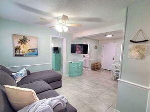 Smart TV, books - Sweet Air! 10 Steps to beach! Luxurious King Bed! (Clearwater)