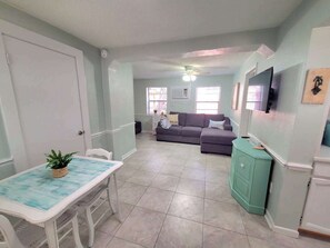 Smart TV, books - Sweet Air! 10 Steps to beach! Luxurious King Bed! (Clearwater)