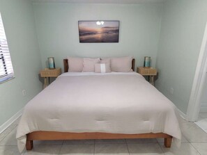 1 bedroom, iron/ironing board, travel cot, free WiFi - Sweet Air! 10 Steps to beach! Luxurious King Bed! (Clearwater)