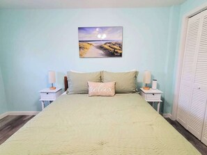 1 chambre, fer et planche à repasser, lit de bébé portatif
