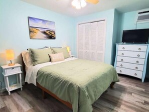 1 habitación, tabla de planchar con plancha y cuna de viaje 