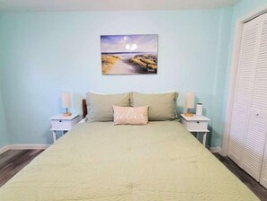 1 habitación, tabla de planchar con plancha y cuna de viaje 