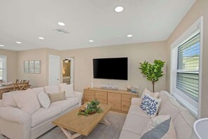 Smart TV, offices - Backyard Oasis! Fully remodelled! 4 min to beach! (Seminole)