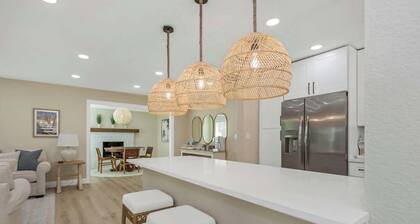 Backyard Oasis! Fully remodelled! 4 min to beach!