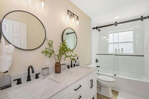 Dusche, umweltfreundliche Kosmetikartikel, Haartrockner, Handtücher