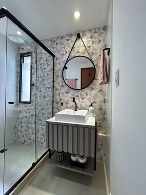 تجهيزات دش، مناشف، ورق حمّام