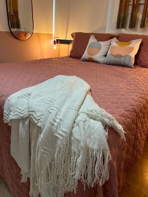 3 عدّة غرف نوم ومكتب وواي فاي مجانًا وملاءات أسرّة