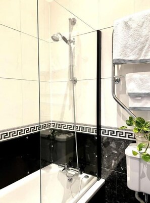 Shower - Bright park views in trendy Hoxton<br> (Greater London)