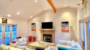 Smart TV, chimenea y libros