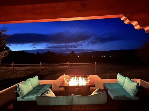 Private 5 BDR Pet Friendly Mountain Villa w/ Jacuzzi minutes from Santa Fe