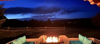Private 5 BDR Pet Friendly Mountain Villa w/ Jacuzzi minutes from Santa Fe