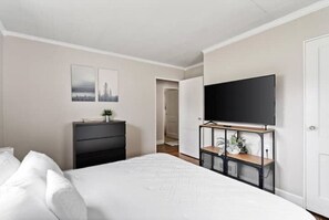 2 bedrooms, desk, iron/ironing board, free WiFi - Whole House in Bay View + Fenced-in Yard + Parking (Milwaukee)