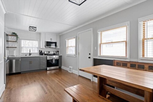 Whole House in Bay View + Fenced-in Yard + Parking