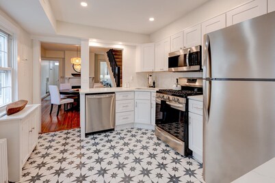 Renovated Row Home in the heart of Downtown Annapolis.Two blocks to everything