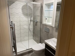 Hair dryer, towels, toilet paper - Cozy Apartments Near Ilford Station London Free Wi-Fi & Netflix  (Ilford)