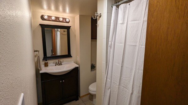 Bathroom - Charming Vintage Apartment in Meadowbrook/Wedgewood (Seattle)